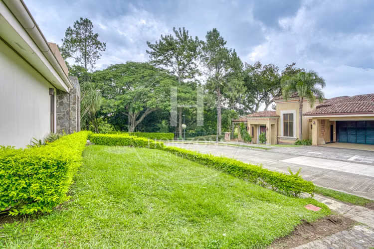 Casa de Una Planta en Condominio Bosque Dorado Santa Ana 4 Habitaciones noj1151dm