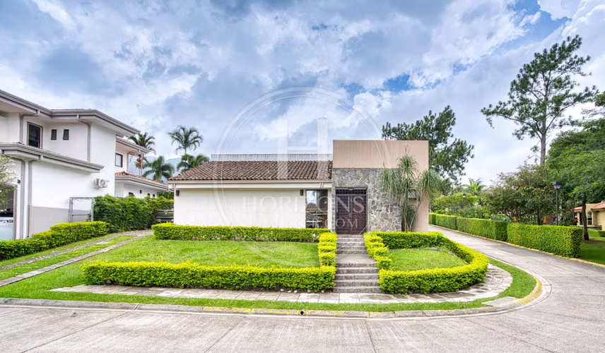 Casa de Una Planta en Condominio Bosque Dorado Santa Ana 4 Habitaciones noj1151dm
