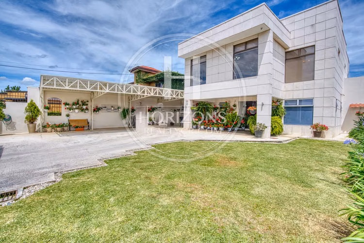 Moderna Casa con Jardín Amplio en Residencial Altamonte Curridabat 3 Habitaciones 6 Parqueos NJA1361