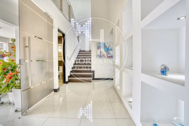 Moderna Casa con Jardín Amplio en Residencial Altamonte Curridabat 3 Habitaciones 6 Parqueos NJA1361