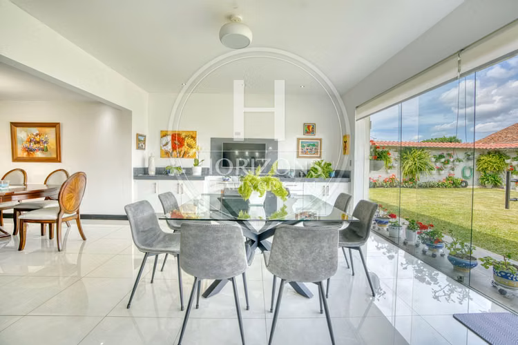 Moderna Casa con Jardín Amplio en Residencial Altamonte Curridabat 3 Habitaciones 6 Parqueos NJA1361