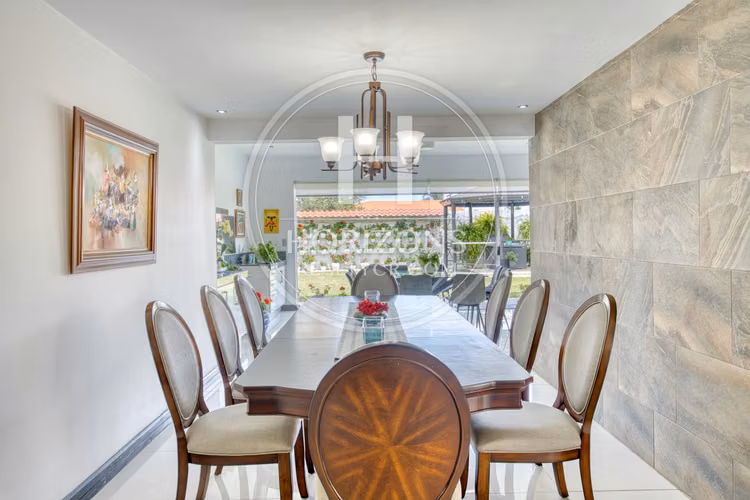 Moderna Casa con Jardín Amplio en Residencial Altamonte Curridabat 3 Habitaciones 6 Parqueos NJA1361