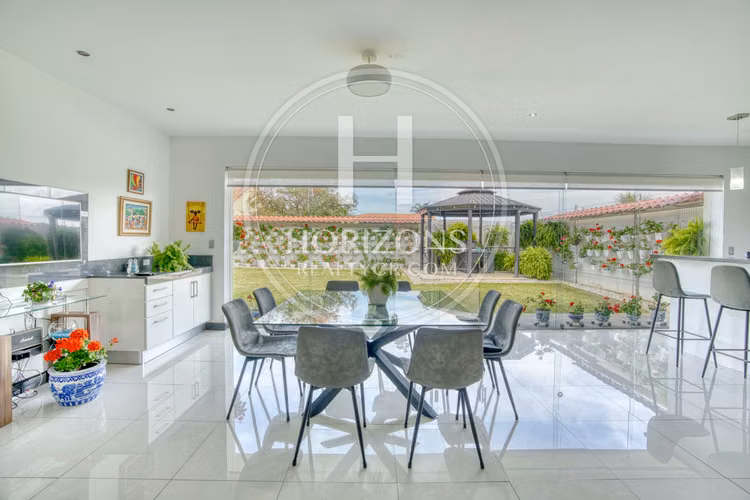 Moderna Casa con Jardín Amplio en Residencial Altamonte Curridabat 3 Habitaciones 6 Parqueos NJA1361