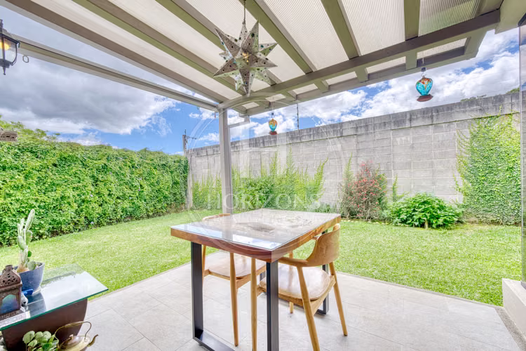 Venta Casa con Jardín en Montes de Oca Condominio La Estefana 3 Habitaciones 6 Parqueos noj1243dm - Imagen 10