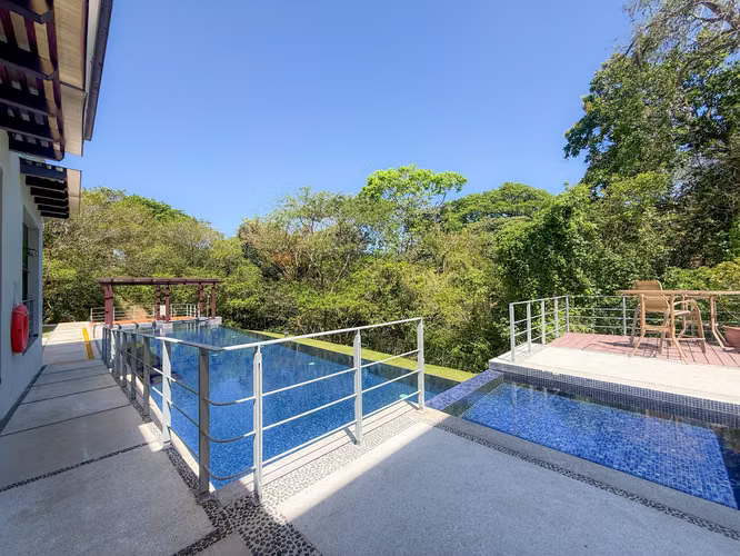 Casa con vista espectacular en Cerro Colon. Mora HG