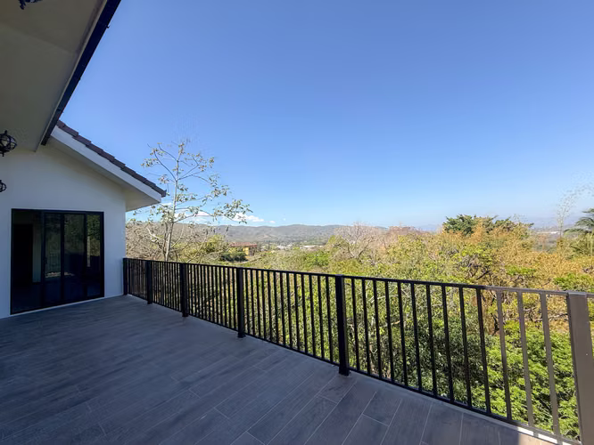 Casa con vista espectacular en Cerro Colon. Mora HG