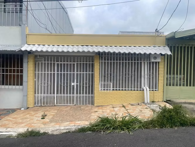 SE VENDE CASA RECIÉN REMODELADA en residencial en San Antonio de Alajuela - Imagen 1