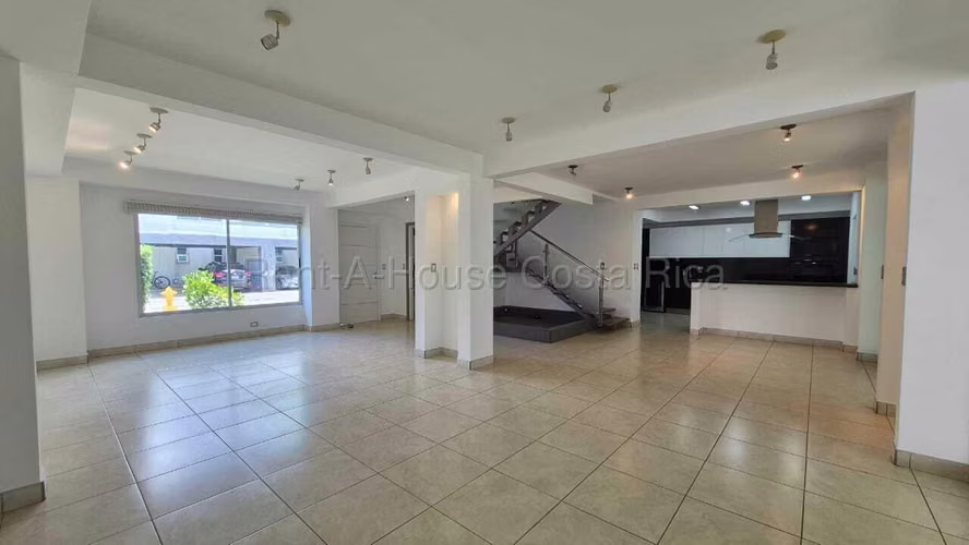 Casa en venta en Rio Oro Santa Ana, lista para mudarse.