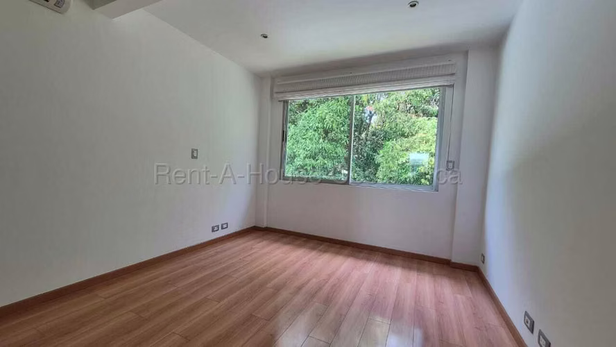 Casa en venta en Rio Oro Santa Ana, lista para mudarse.