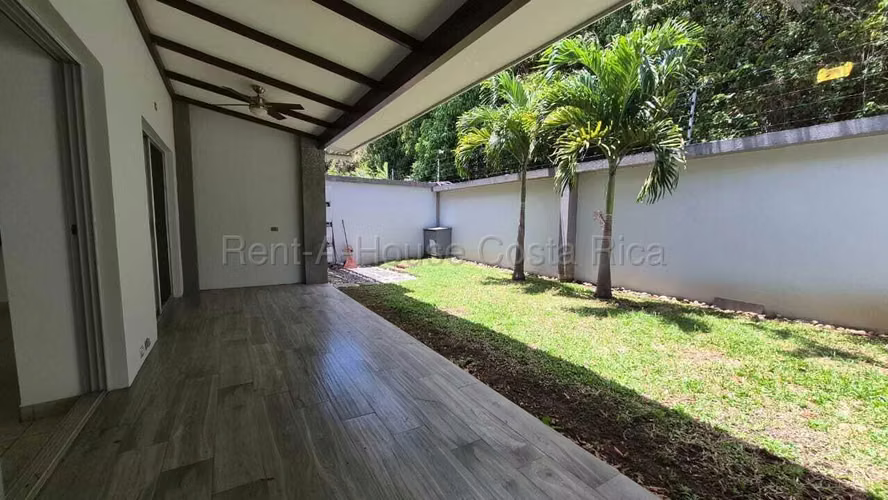 Casa en venta en Rio Oro Santa Ana, lista para mudarse.