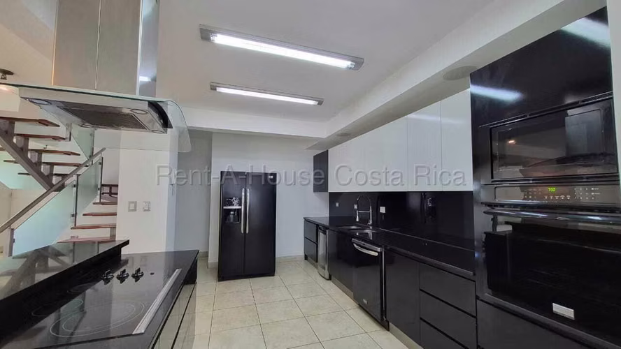 Casa en venta en Rio Oro Santa Ana, lista para mudarse.