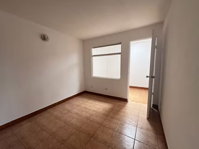 OPORTUNIDAD! Venta de casa en Rohrmoser en condominio con seguridad - Imagen 11