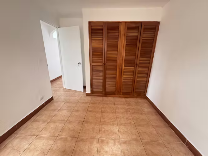 OPORTUNIDAD! Venta de casa en Rohrmoser en condominio con seguridad - Imagen 10