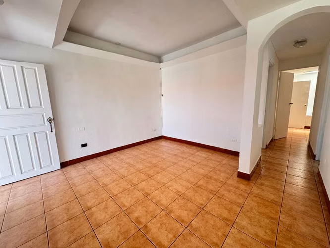 OPORTUNIDAD! Venta de casa en Rohrmoser en condominio con seguridad - Imagen 3