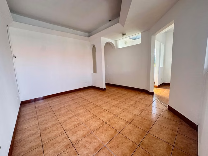 OPORTUNIDAD! Venta de casa en Rohrmoser en condominio con seguridad - Imagen 2