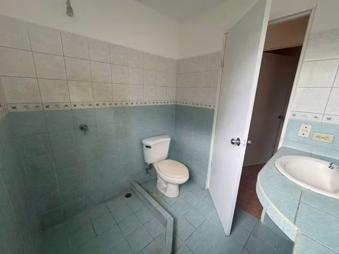 OPORTUNIDAD! Venta de casa en Rohrmoser en condominio con seguridad - Imagen 17