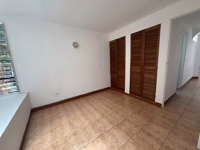 OPORTUNIDAD! Venta de casa en Rohrmoser en condominio con seguridad - Imagen 8