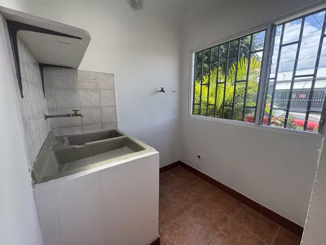 OPORTUNIDAD! Venta de casa en Rohrmoser en condominio con seguridad - Imagen 18