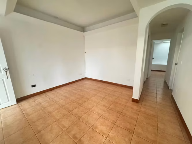 OPORTUNIDAD! Venta de casa en Rohrmoser en condominio con seguridad - Imagen 13