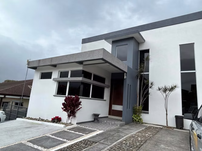 HOUSE IN SAN ISIDRO HEREDIA