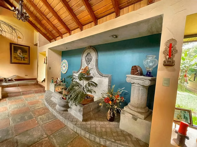 Casa de 515 m2, 5000 m2 Terreno, en las Colinas de Heredia