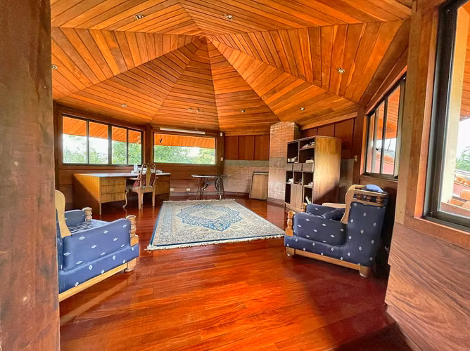 Casa de 515 m2, 5000 m2 Terreno, en las Colinas de Heredia
