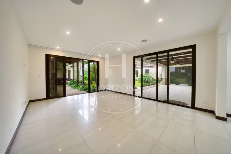 Se Vende Casa en Condominio NYA en Lindora Santa Ana 5 Habitaciones y Jardín noj1218or - Imagen 8