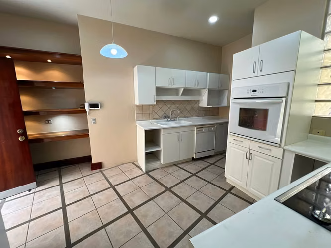 Se Vende Hermosa y amplia propiedad en Lomas de Ayarco - Imagen 16