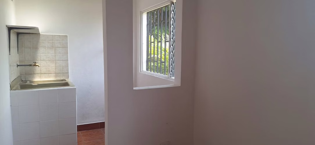 Coqueta casa de 1 planta en VENTA en condominio Pavas cerca Parque La Favorita - Imagen 12