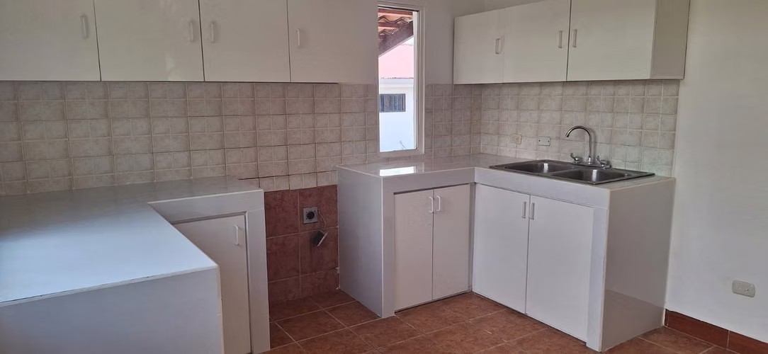 Coqueta casa de 1 planta en VENTA en condominio Pavas cerca Parque La Favorita - Imagen 4