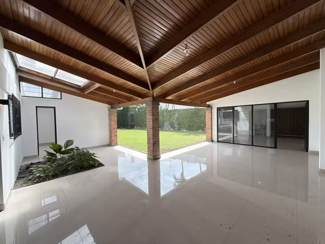 Alquiler Casa Premium en Rohrmoser   304 m² de Construcción 4-5 Habitaciones