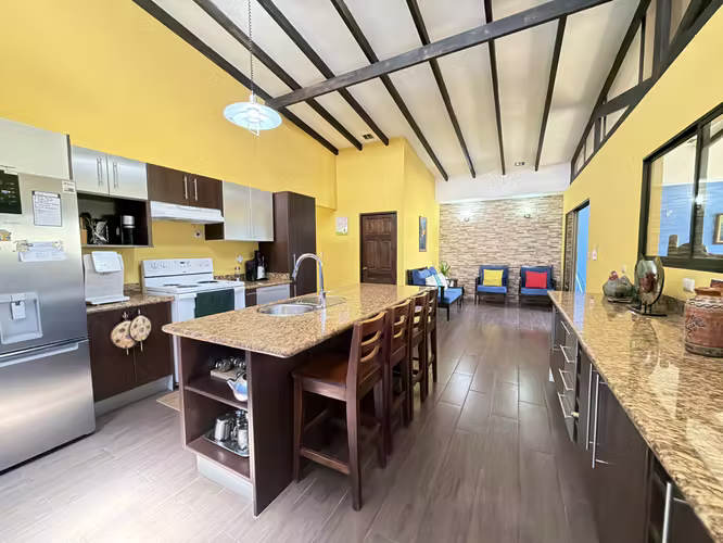 Venta de Casa de Una Planta en San Joaquín de Flores – 3 Habitaciones, 4 Parqueos - Imagen 2