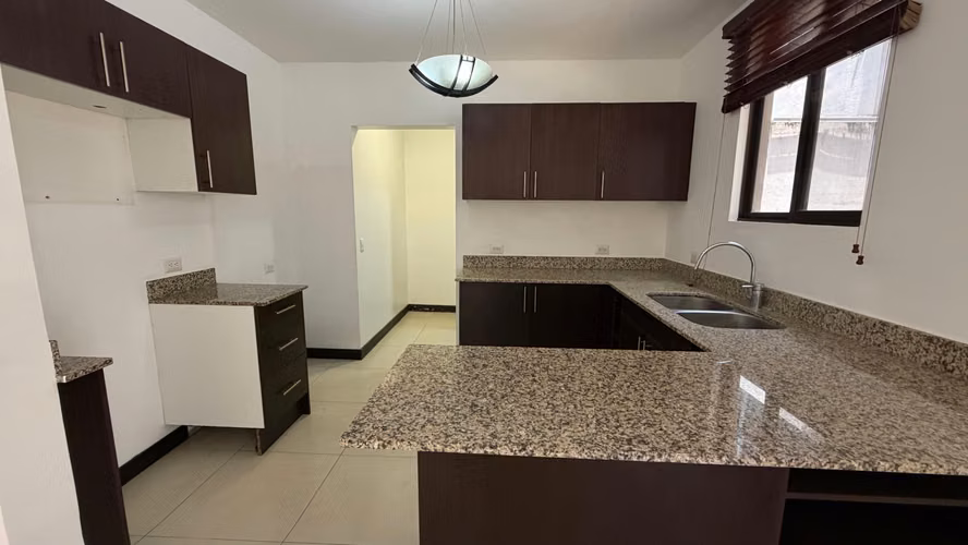 Casa en Venta en Lagunilla de Heredia | Ubicación Premium y Seguridad - Imagen 4