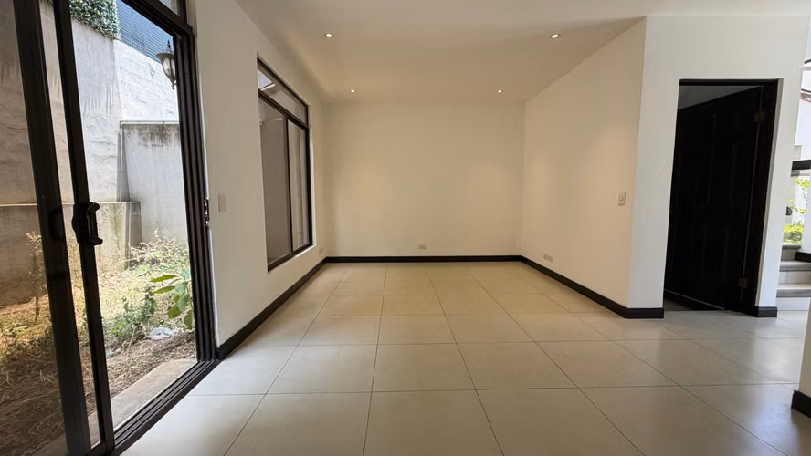 Casa en Venta en Lagunilla de Heredia | Ubicación Premium y Seguridad - Imagen 6