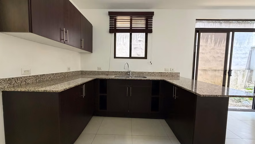 Casa en Venta en Lagunilla de Heredia | Ubicación Premium y Seguridad - Imagen 5