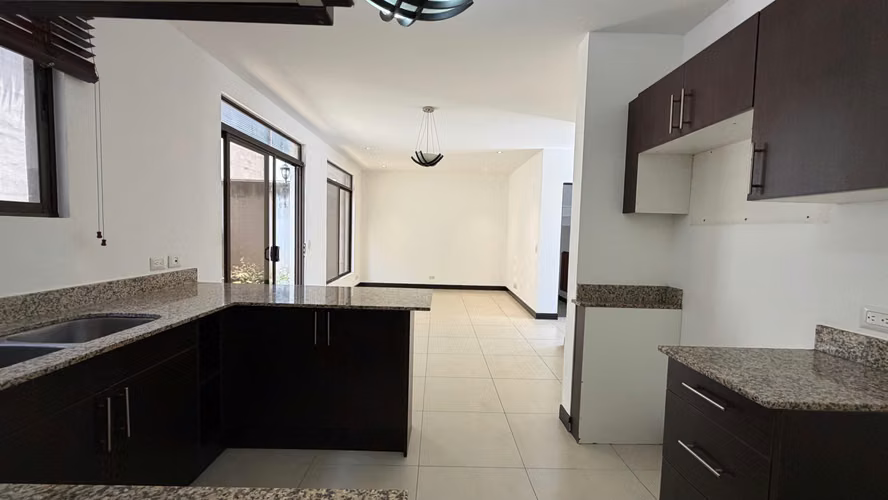 Casa en Venta en Lagunilla de Heredia | Ubicación Premium y Seguridad - Imagen 3