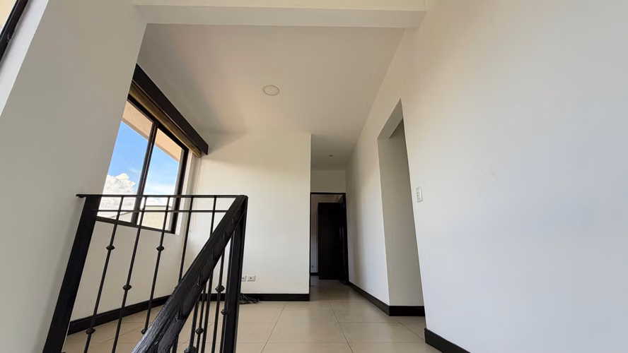 Casa en Venta en Lagunilla de Heredia | Ubicación Premium y Seguridad - Imagen 9