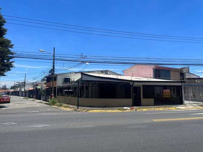 Se vende estratégica propiedad con dos locales comerciales en San Francisco de Dos Ríos