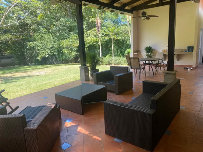 Amplia casa de una sola planta con jardines en Valley Del Sol, campo de golf y tenis.