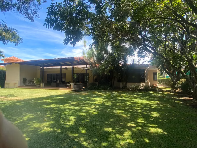 Amplia casa de una sola planta con jardines en Valley Del Sol, campo de golf y tenis.