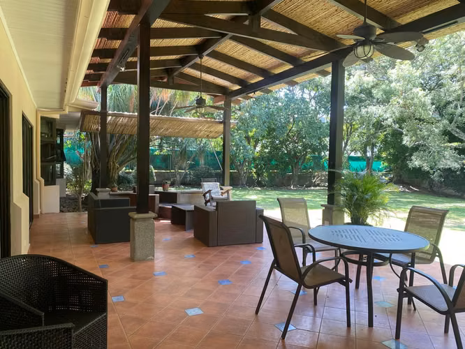Amplia casa de una sola planta con jardines en Valley Del Sol, campo de golf y tenis.