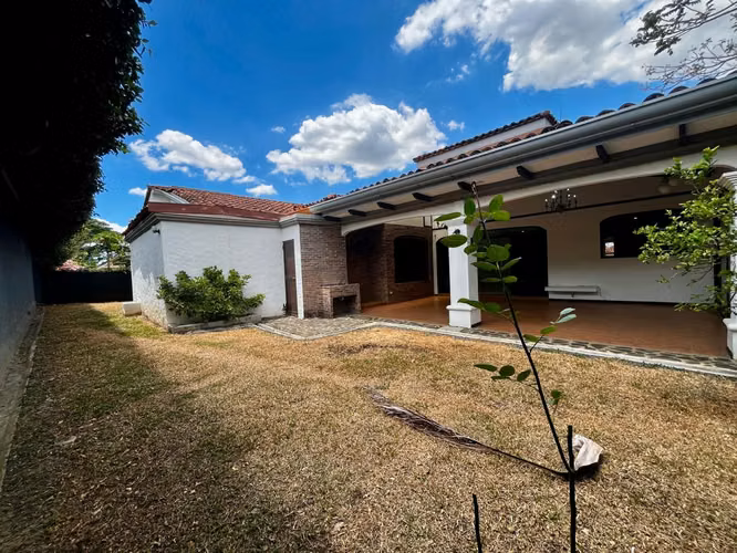 Casa en Santa Ana de un piso con jardín