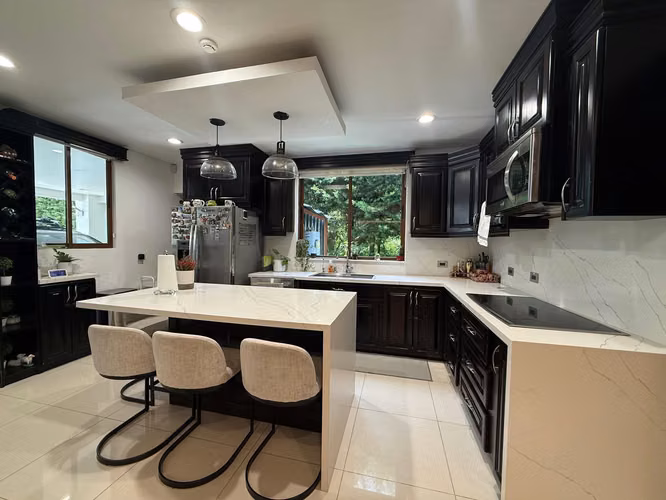 SE VENDE LUJOSA CASA EN LOS ÁNGELES, SAN RAFAEL DE HEREDIA