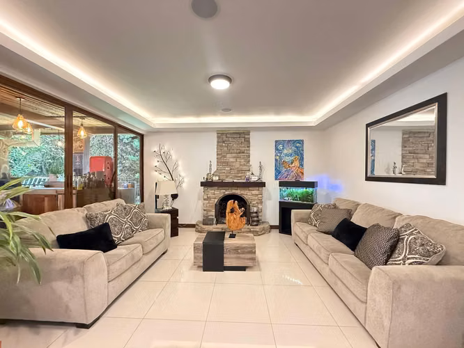 SE VENDE LUJOSA CASA EN LOS ÁNGELES, SAN RAFAEL DE HEREDIA