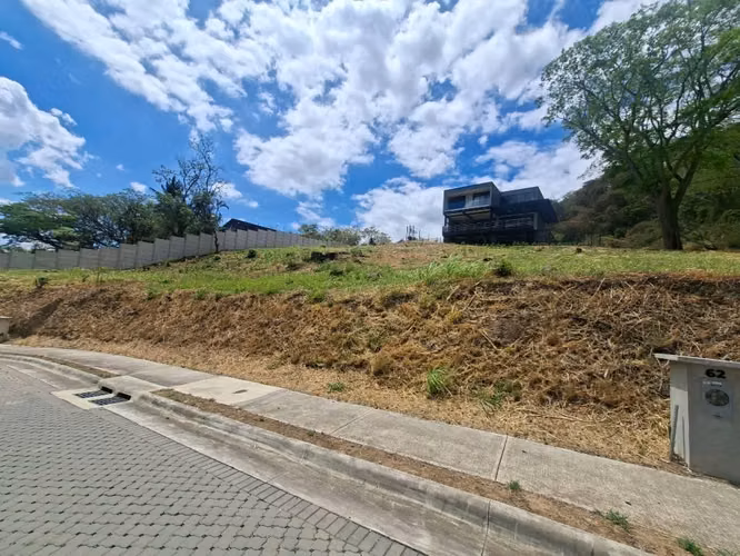 LOTE EN VENTA CONDOMINIO EXCLUSIVO. SANTA ANA. 628 m2.