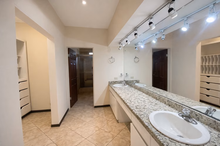 VENTA DE CASA CON APARTAMENTO INDEPENDIENTE EN ESCAZÚ, SAN RAFAEL* - Imagen 8