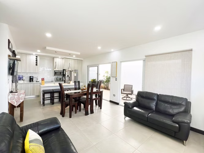 Casa en alquiler en Santa Ana. 3 habitaciones + TV. Condominio con amenidades. - Imagen 2