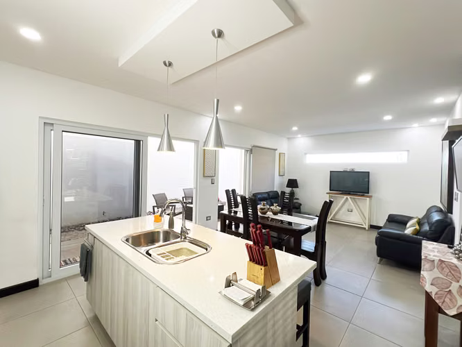 Casa en venta en Santa Ana. 3 habitaciones + TV. Condominio con amenidades. - Imagen 5