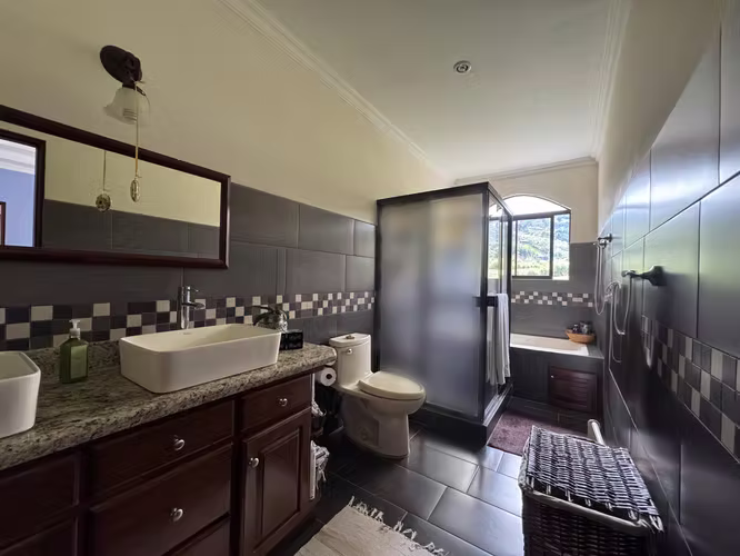 Condominio en Cartago en venta, 2 pisos, Locación perfecta. Mejor, más cerca, más seguro. JLBR