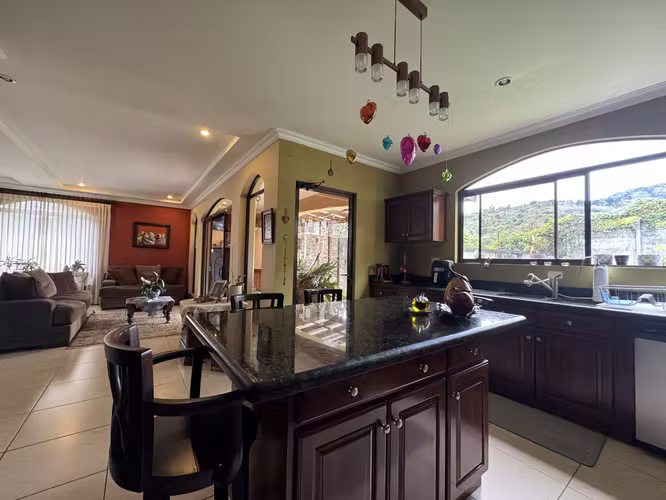 Condominio en Cartago en venta, 2 pisos, Locación perfecta. Mejor, más cerca, más seguro. JLBR
